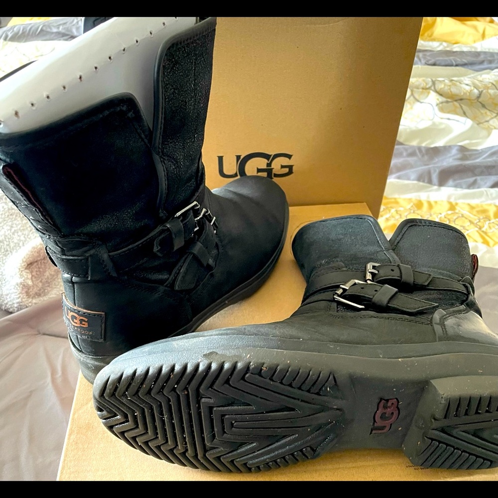Black UGG Simmens